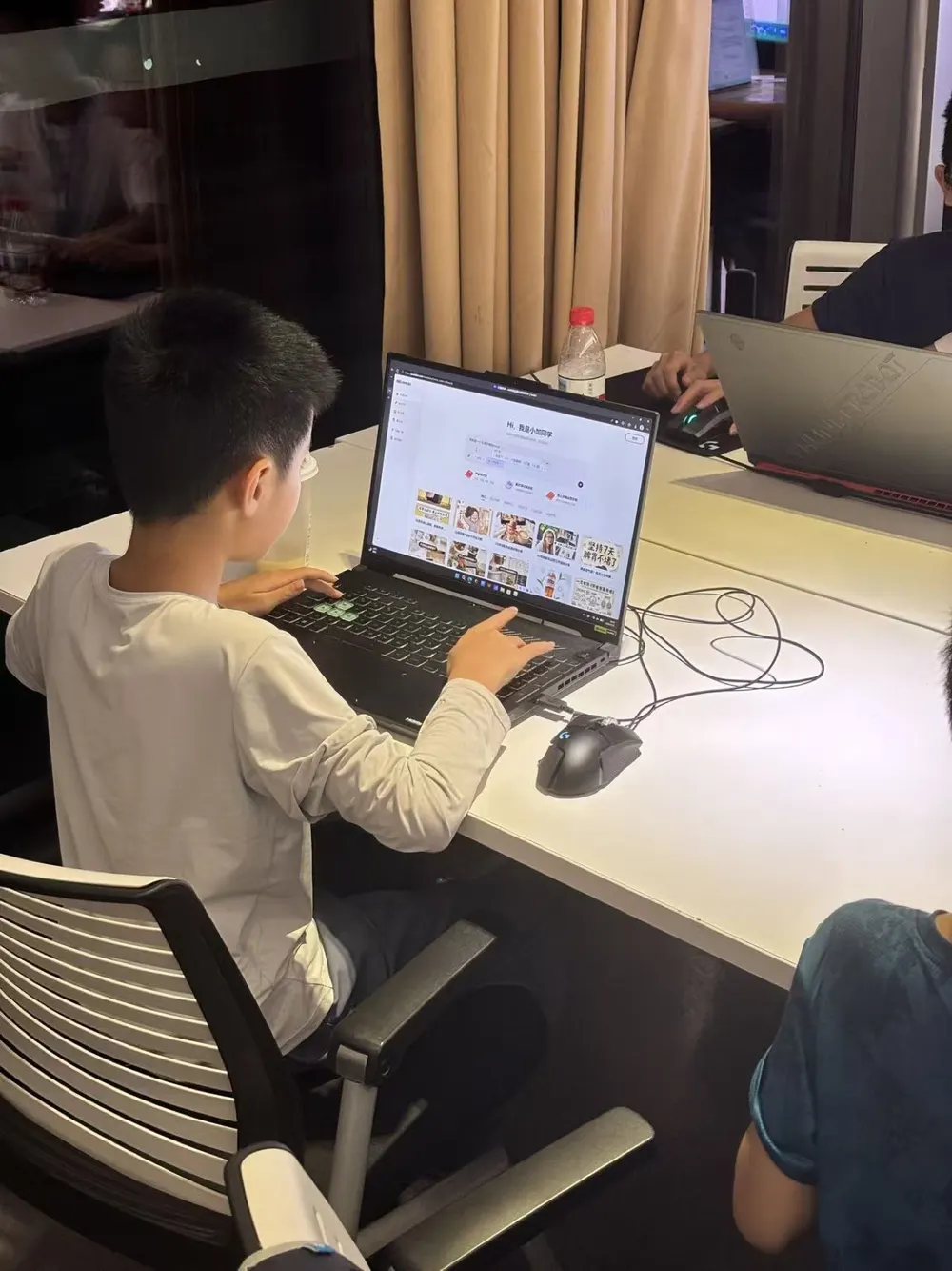 青少年学员使用小加同学完成 AI 学习任务