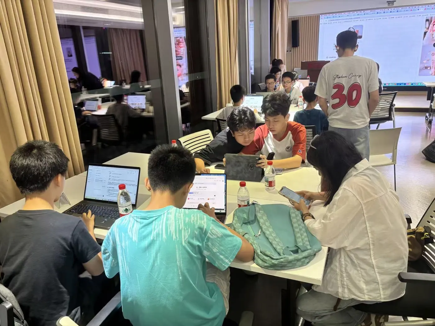 学员在 AI 教育工作坊中分组实践